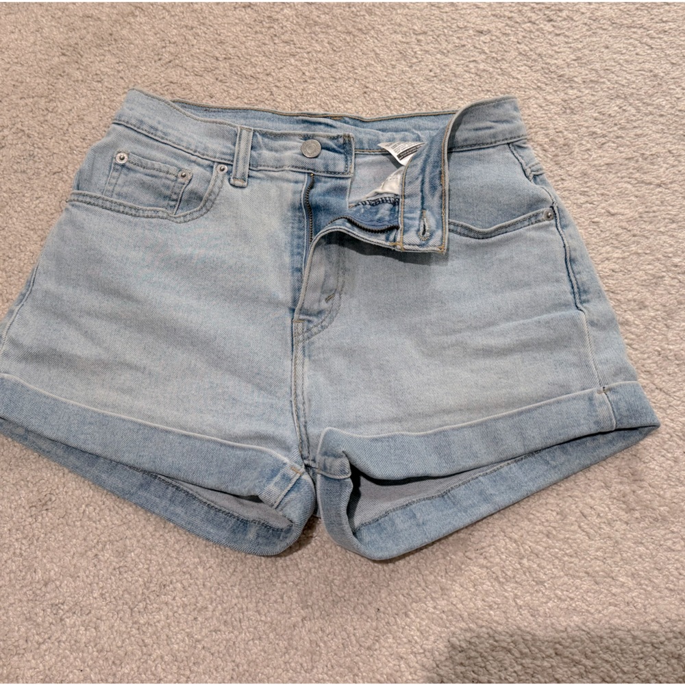 Rolled Hem Light Wash Levi’s Shorts